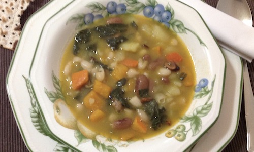 La foto muestra un potaje, un guiso a base de vegetales y legumbres.